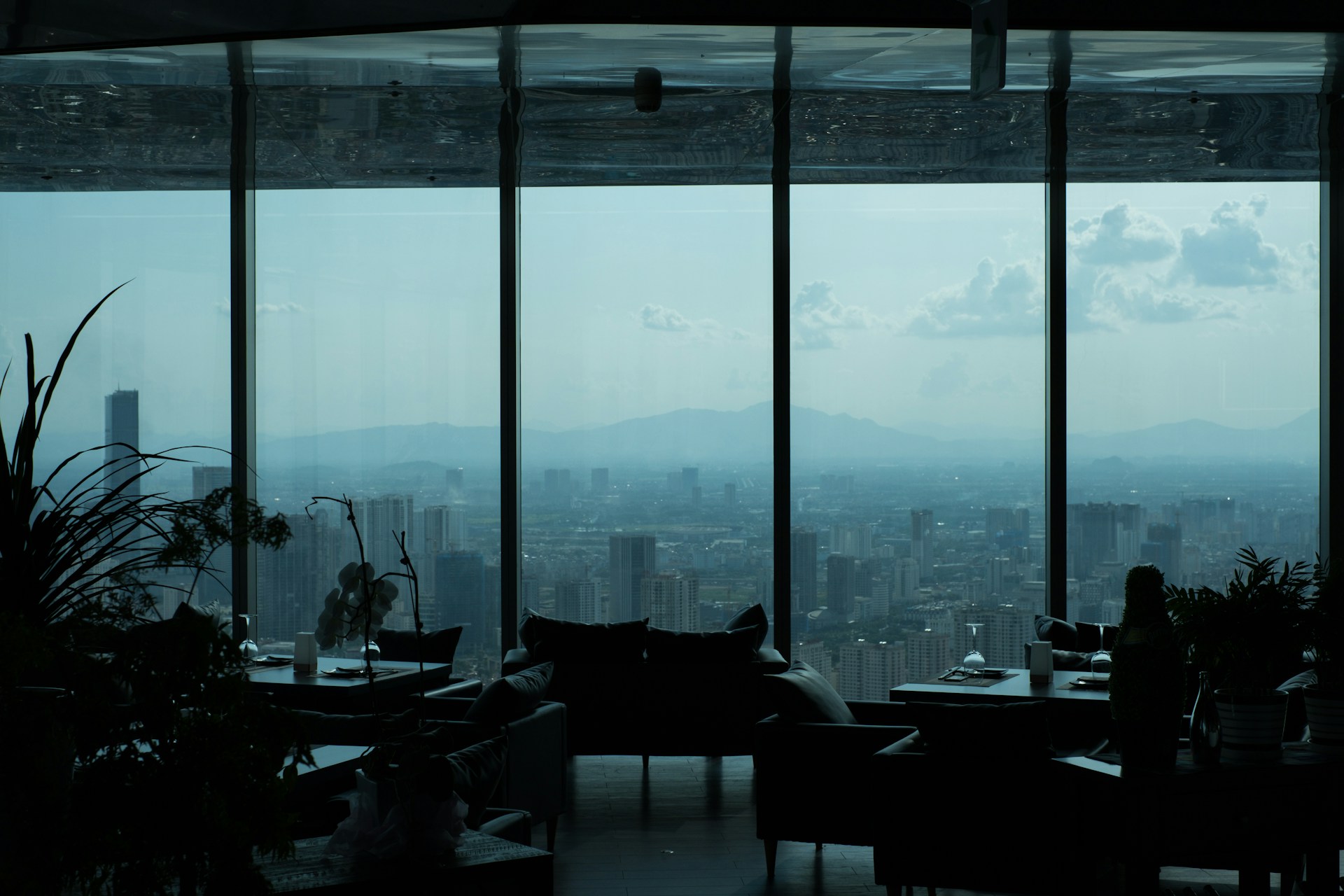 Lounge mit Panoramablick über eine Skyline – Bildsprache für das Premium-Segment der privaten Krankenversicherung